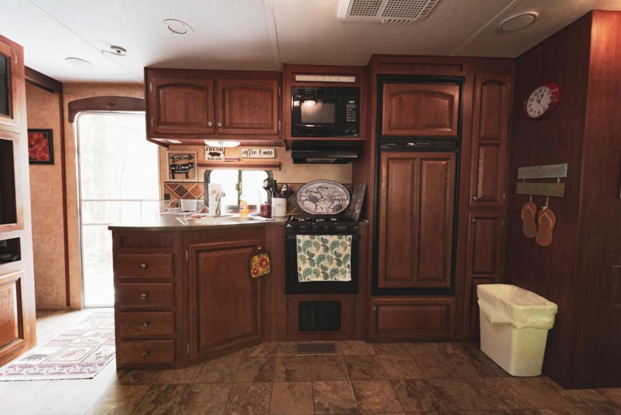 Rv Adventure Roscoe Pet Friendly Hotel Exterior photo