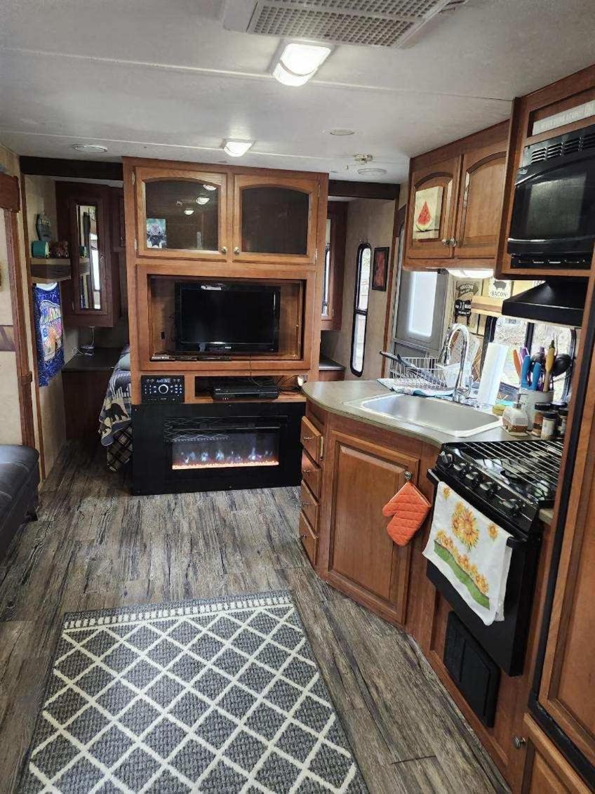 Rv Adventure Roscoe Pet Friendly Hotel Exterior photo